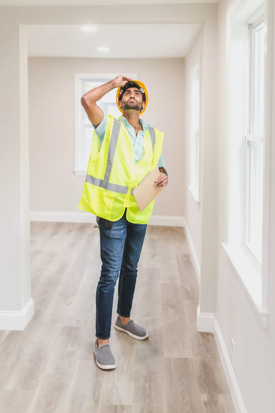 Un técnico inspeccionando el interior de una propiedad